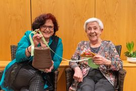 Tabea Dölker (links) und Ruth Grausam mit einem Band aus der Weberei Binder. Bild: Nüßle