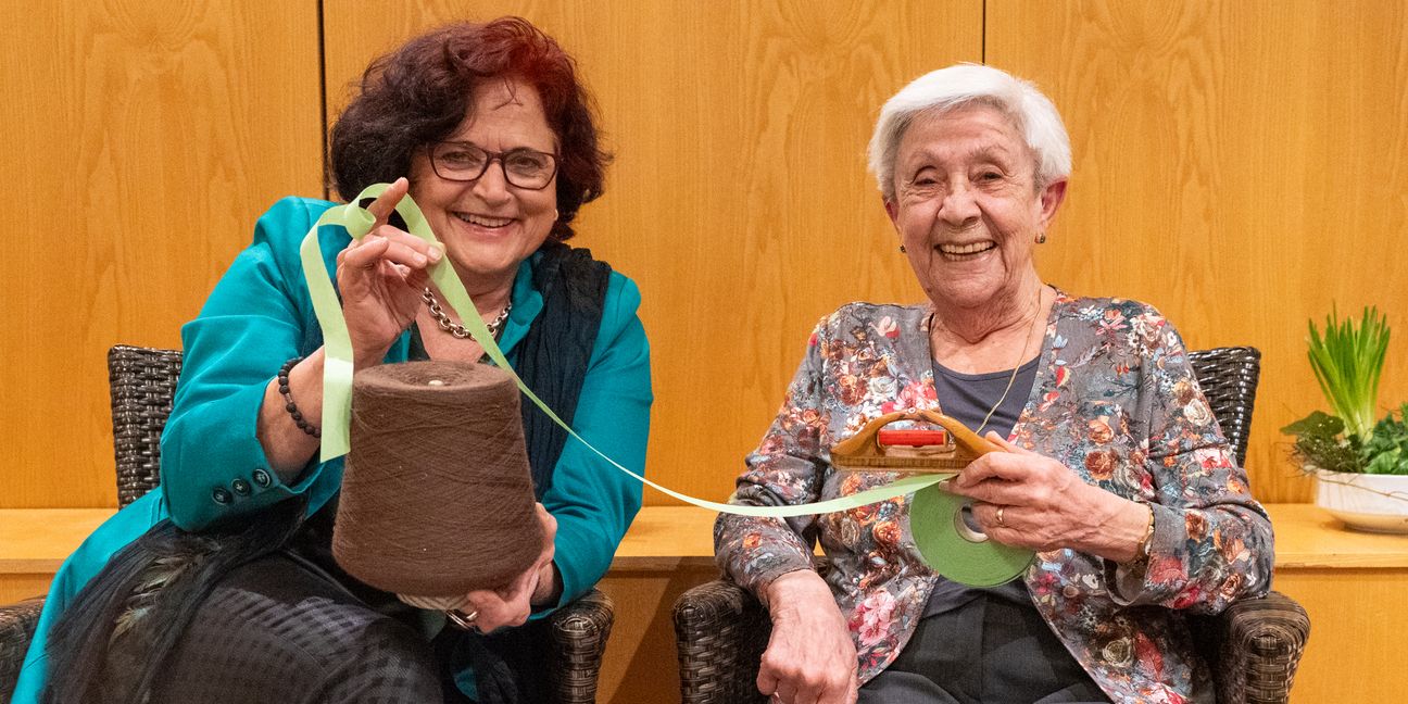 Tabea Dölker (links) und Ruth Grausam mit einem Band aus der Weberei Binder. Bild: Nüßle