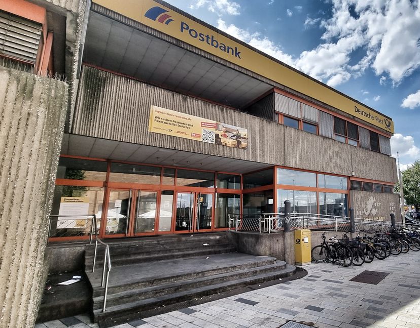 Das Post-Gebäude steht seit einem halben Jahr leer. Abgerissen werden soll es aber erst im kommenden Herbst. Bild: Hamann