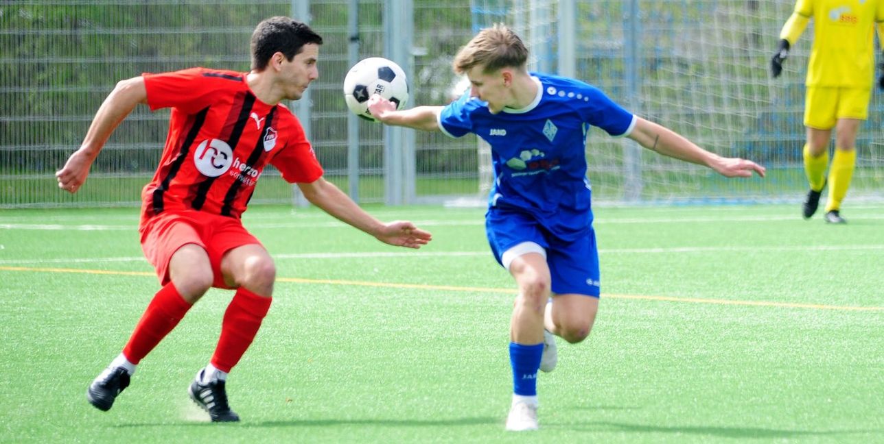 Marvin Pietruschka (rechts) traf früh zum 1:0 für Böblingen.Bild: Photostampe