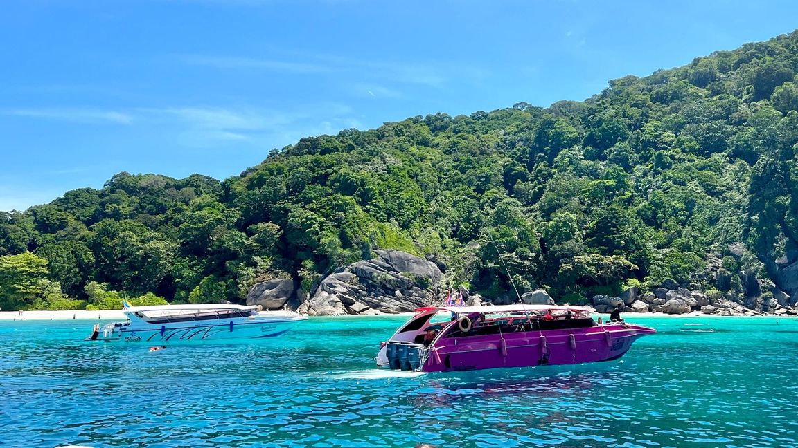 Zahlreiche Touristenboote steuern täglich die Similan Islands in der Andamanensee an. (Archivbild)