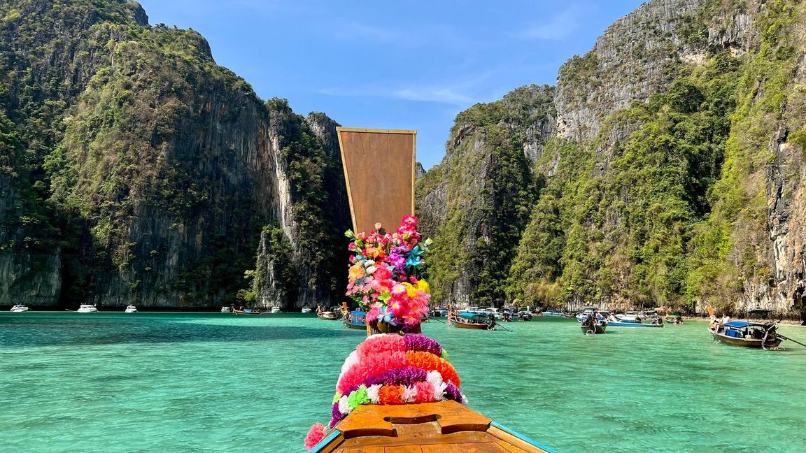 Die meisten Touristen besuchen die Phi Phi Islands mit solchen traditionellen Booten. (Archivbild)