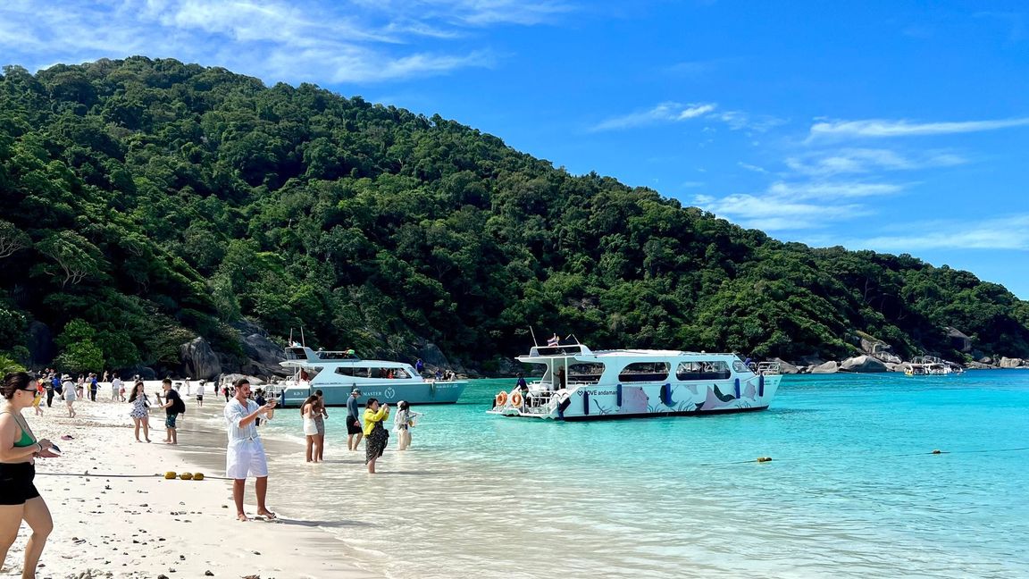 In der Trockenzeit tummeln sich jeden Tag Touristen an den schneeweißen Stränden der Similan Islands. (Archivbild)