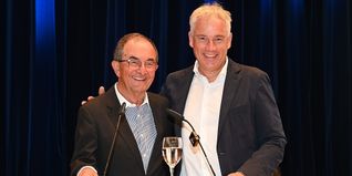 Sie hatten Spaß bei und nach ihren Reden vor den IBM-Senioren: Erwin Staudt (links), von 1998 bis 2003 Chef der IBM Deutschland und sein aktueller Nachfolger Wolfgang Wendt (seit 2024).