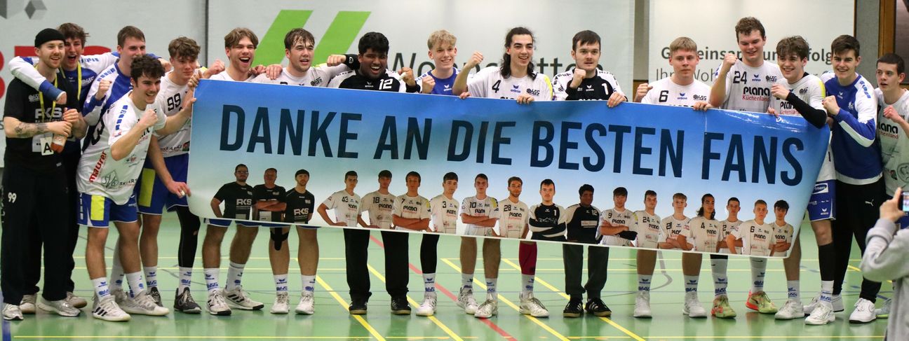 Mit diesem Transparent bedankten sich die jungen Handballer bei ihren Fans. Bild: Zvizdic