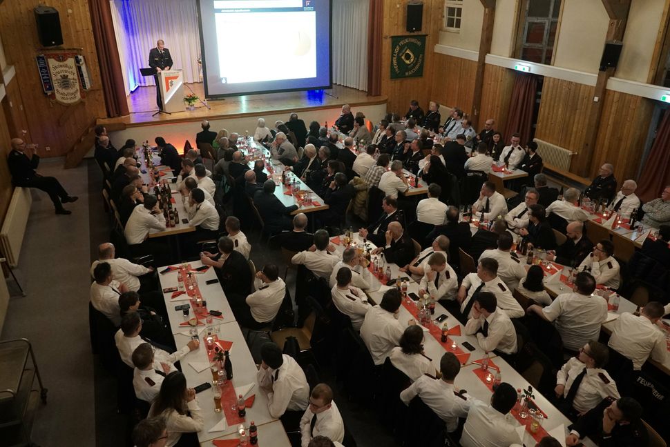 Die Hauptversammlung der Sindelfinger Feuerwehr brachte die Kapazitäten der Darmsheimer Turn- und Festhalle an ihre Grenzen.