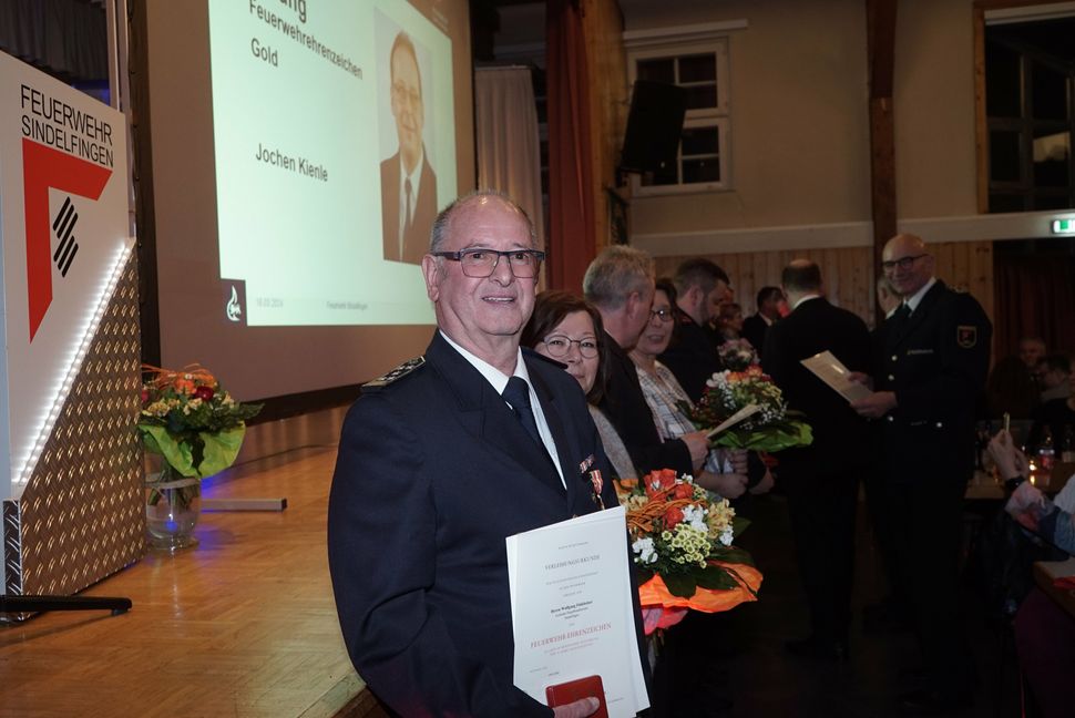 Wolfgang Finkbeiner hat das Feuerwehrehrenzeichen Gold in besonderer Ausführugn bekommen.