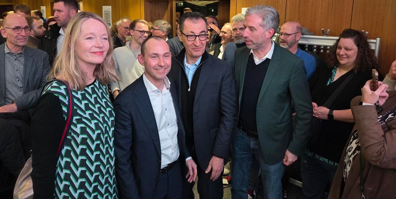 Polit-Prominenz im Neuen Rathaus: Landesumweltministerin Thekla Walker, Ministerpräsident-Kandidat Cem Özdemir und der Tübinger OB Boris Palmer gratulieren Stefan Belz.