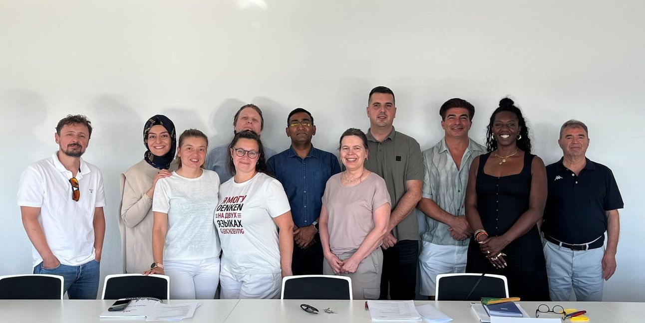 Auf unserem Foto (hinten von links): Alen Kudelic, Merve Kilinc, Sergii Skoblikov, Sudhir Sakalkar, Marko Vranic, Mehmet Murat, Ismail Üstünel, (vorne von links): Elif Ulutas, Nataliya Antohina, Lara Knutzen, Modupe Baker.
