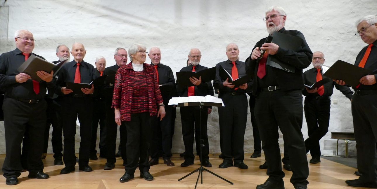 Vorstand Klaus Daniels begrüßt die Gäste zum Auftritt des Männerchors.