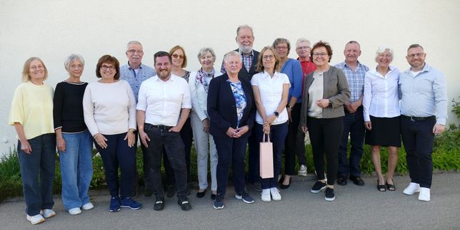 Der neue Vorstand und erweiterte Vorstand mit den Kontaktpersonen für die Partnerstädte: Ingrid Scholz-Hertel, Bettina Schneider, Italia Frazetta, Günter Niebel, Diego Sterpini, Ingrid Pitterle, Ewa Dabrowska, Brigitte Stegmaier, Wolfgang Trefz,Hildegard Stein, Blandine Leroy, Birgit Wohland-Braun, Barbara Krüger, Andreas Schneider-Dälker, Dora Kusio-Torkler und Gabor Bende (von links).