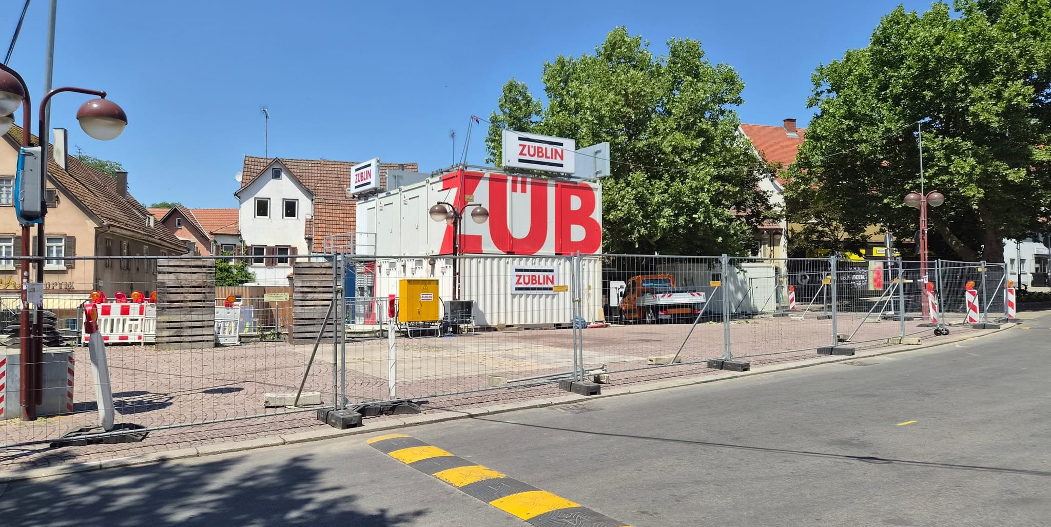 Seit Dienstag steht die Containerburg auf dem Planiedreieck.