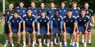 Chefcoach Thomas Siegmund, Filippo Intemperante, Max Horn, Felipe Arellano Torres, Bjarne Hamann, Maurice Zivny, Lennart Häßler, Co-Trainer Marijo Milcic (oben, von links), Salvatore Semeraro, Agim Deskaj (Probe), Yasin Bakacs (temporär), Oliab Calemba, R