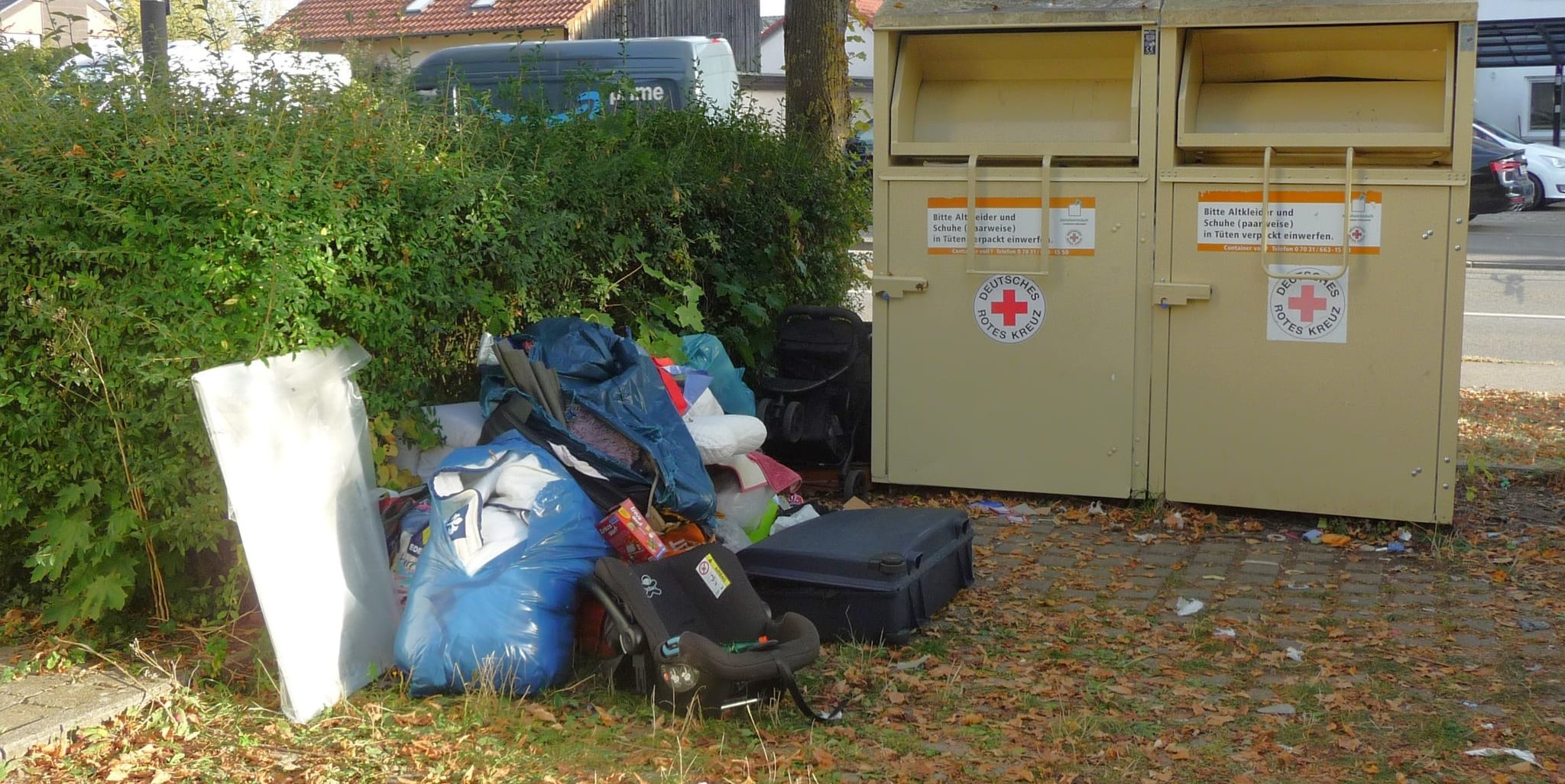 Wilder Müll bei den Altkleidercontainern.