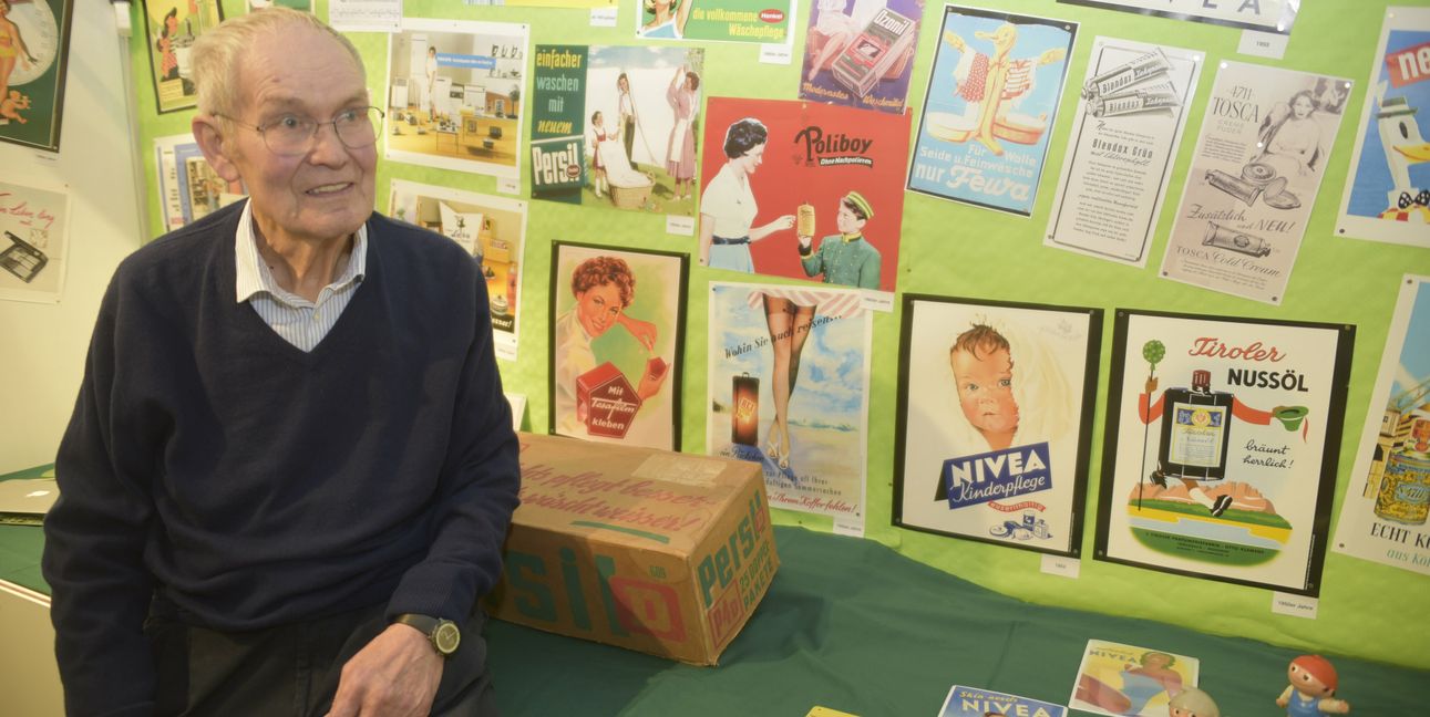 Peter Schöck mit einem Teil seiner Sammlung von historischen Werbeanzeigen die als Nachdrucke als Kalenderblätter erschienen sind.  Bild: Reichert