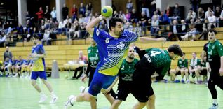 Christoph Zegledi (beim Wurf) und die HSG Schönbuch punkten bei der SG Schozach-Bottwartal.