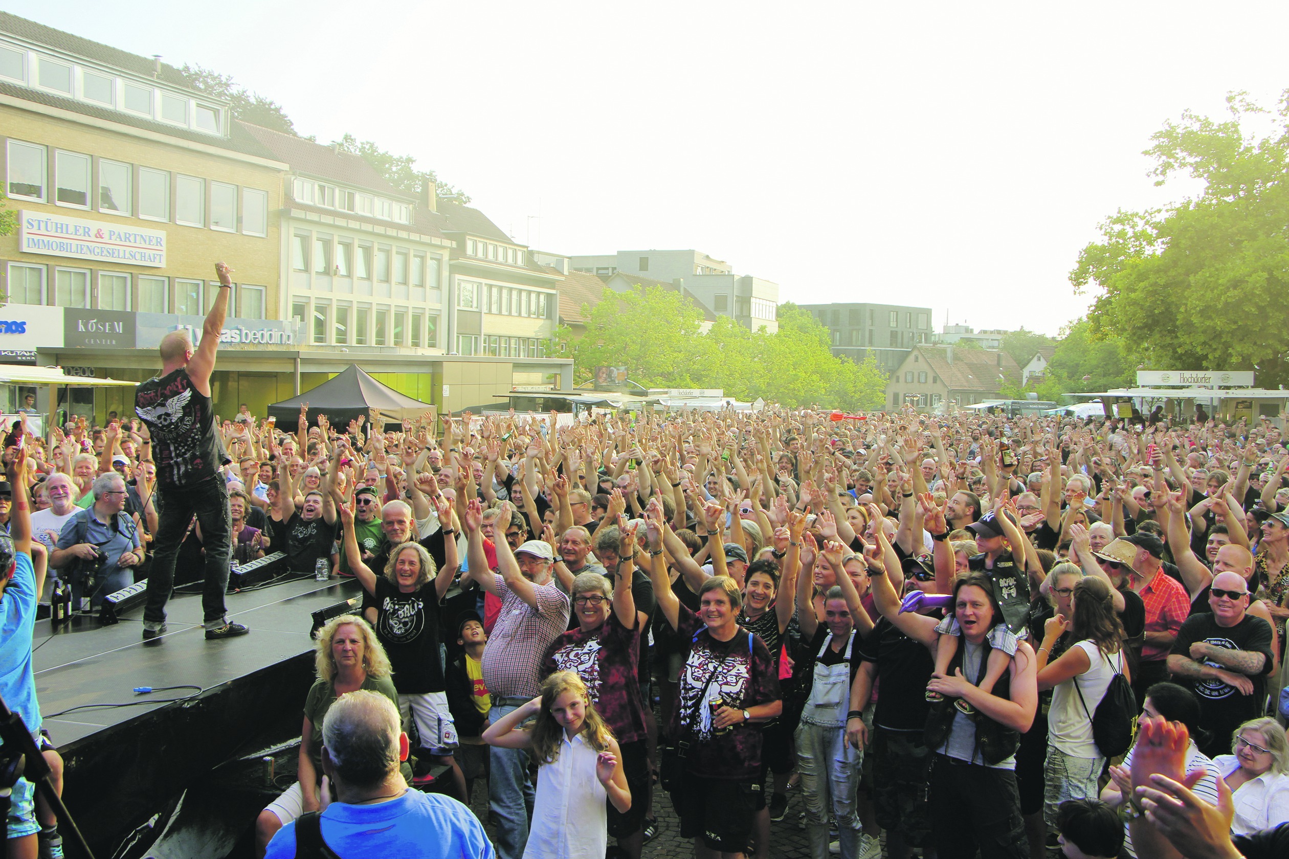 Der voll besetzte Marktplatz rockte am Mittwochabend zu AC/DC. Bild: Klein