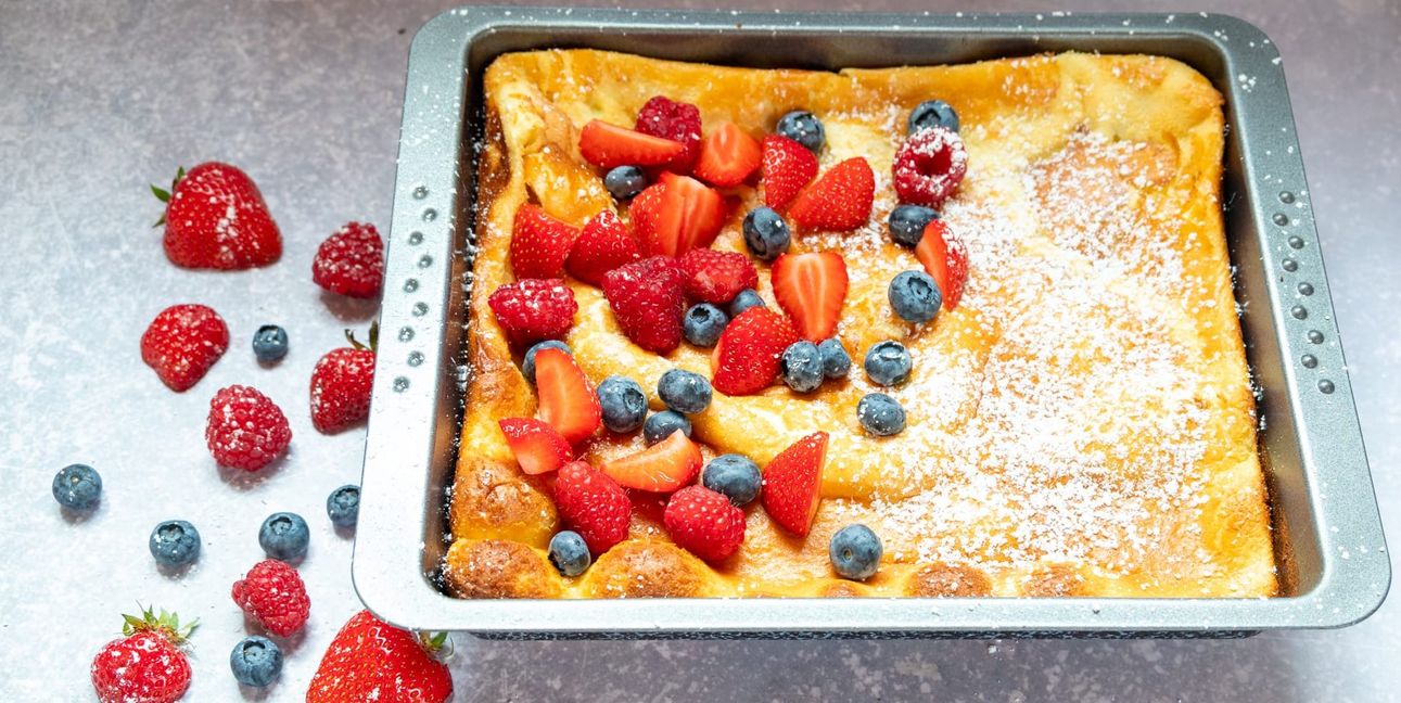 Ofenpfannkuchen mit frischen Früchten.