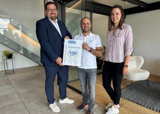 Felix Rapp, Geschäftsführer der WSG (links), und Janina Rauch, Projektleiterin bei der WSG, überreichen eine Jubiläumsurkunde an Ewald Hutter, Geschäftsführer der Darmsheimer Gann & Raith GmbH.