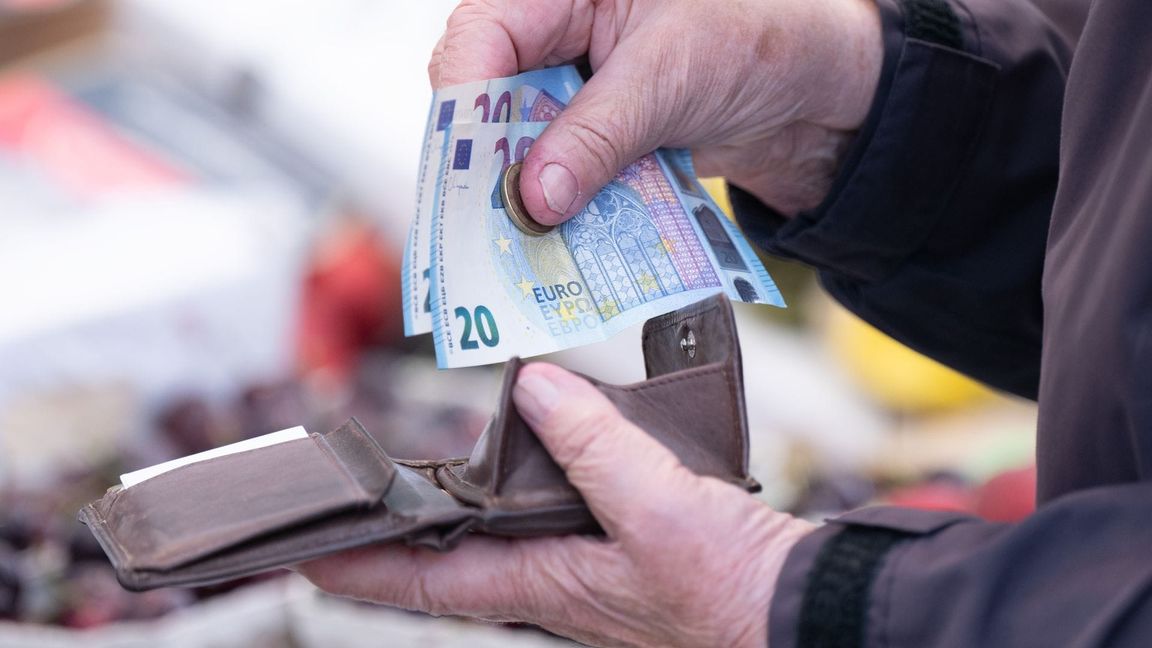 Viele Menschen in Deutschland konsumieren derzeit zurückhaltend und sparen. (Symbolbild)