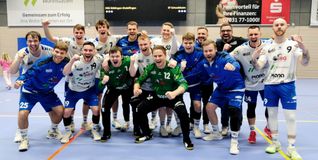 Die Handballer der HSG Böblingen/Sindelfingen feiern ihren 30:28-Heimerfolg gegen Schweikheim.