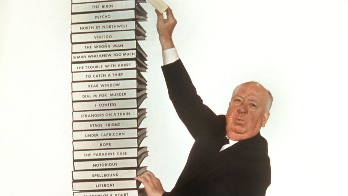 "Master of Suspense" - Alfred Hitchcock legt ein Filmskript zu anderen Drehbüchern. (Undatiertes Archivbild)
