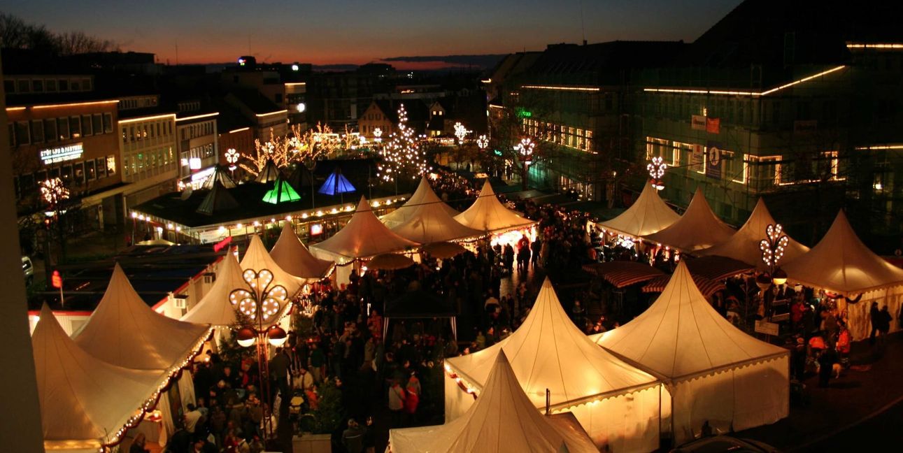 Bei Dunkelheit entfaltet der Sindelfinger Weihnachtsmarkt seinen besonderen Zauber.