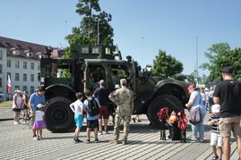 Besucher besichtigten die Militärfahreuge nicht nur von außen, sondern auch von innen.