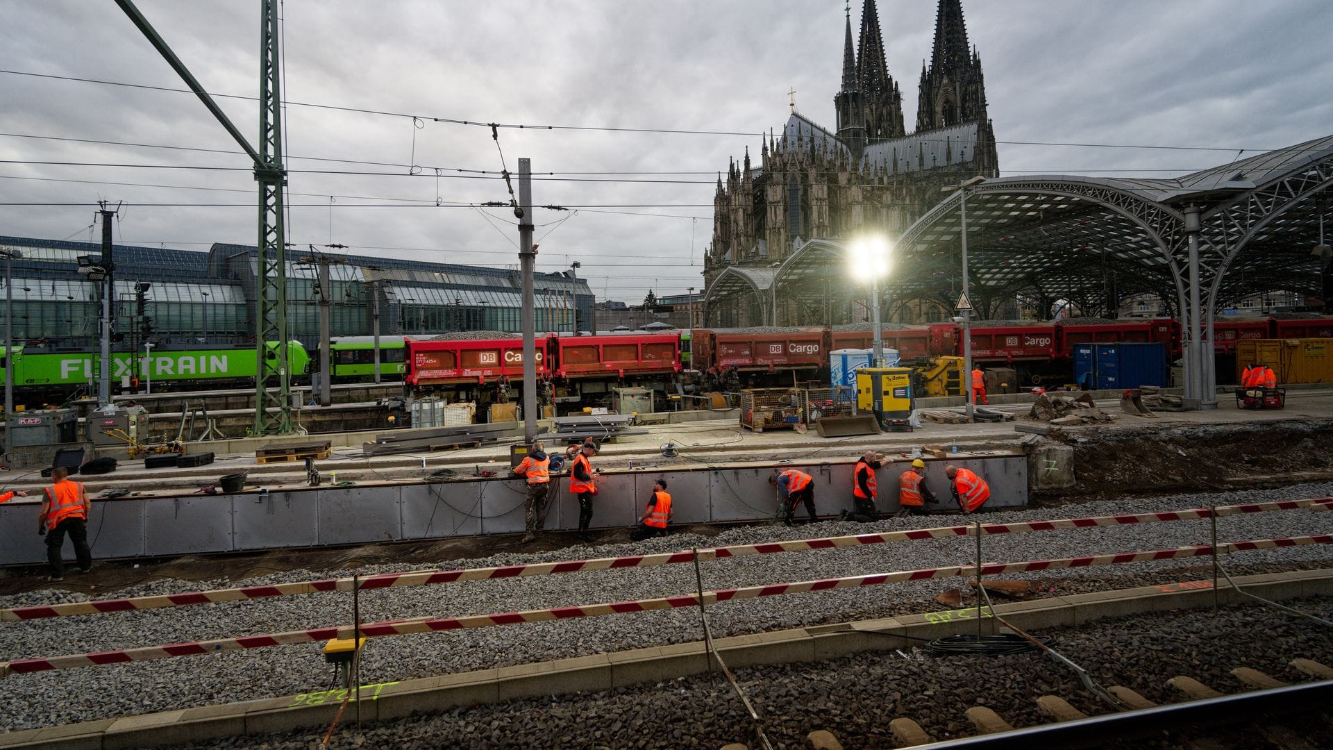 Zehn Tage lang sind Arbeiter nun an der Strecke rund um den Kölner Hauptbahnhof beschäftigt. Unter anderem werden Weichen und Oberleitungen erneuert.