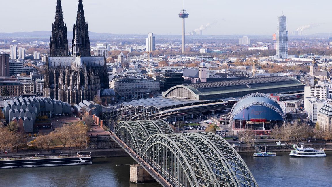 Mehr als 50 neue Stellwerke nimmt die Bahn jedes Jahr in Betrieb - ausgerechnet am Kölner Hauptbahnhof gab es Probleme.
