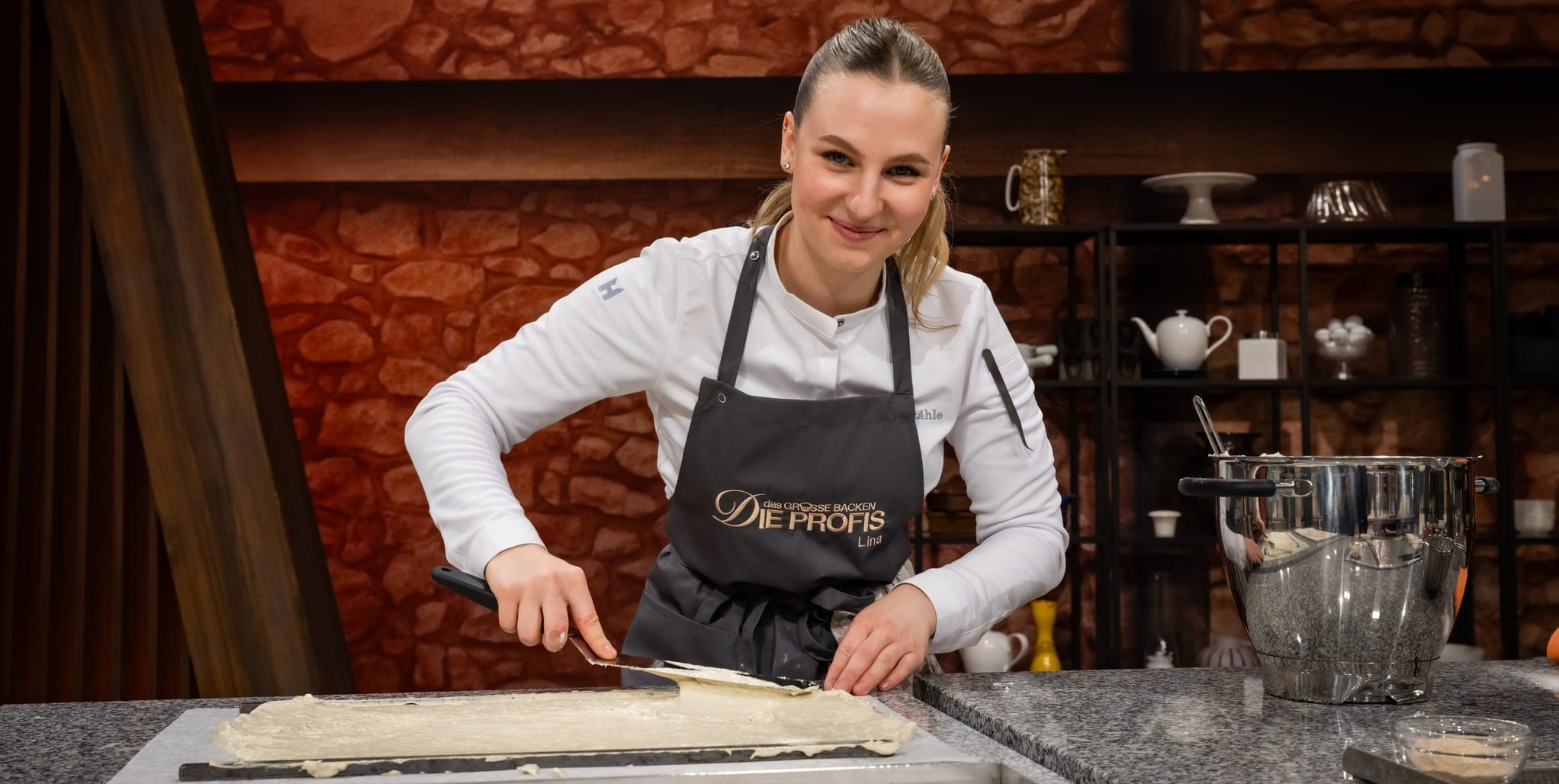 Lina Stähle backt um den goldenen Cupcake.