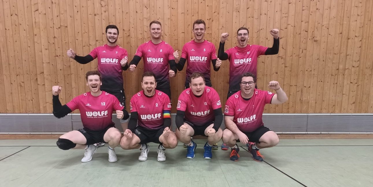 Jubel über den Klassenerhalt: Matthias Zierer, Michael Wolff, Matthias Wolff und Manuel Schroth (hinten von links). Mathias Feinler, Tim Söns, Martin Grözinger, Tobias Kaufhold (vorne von links).