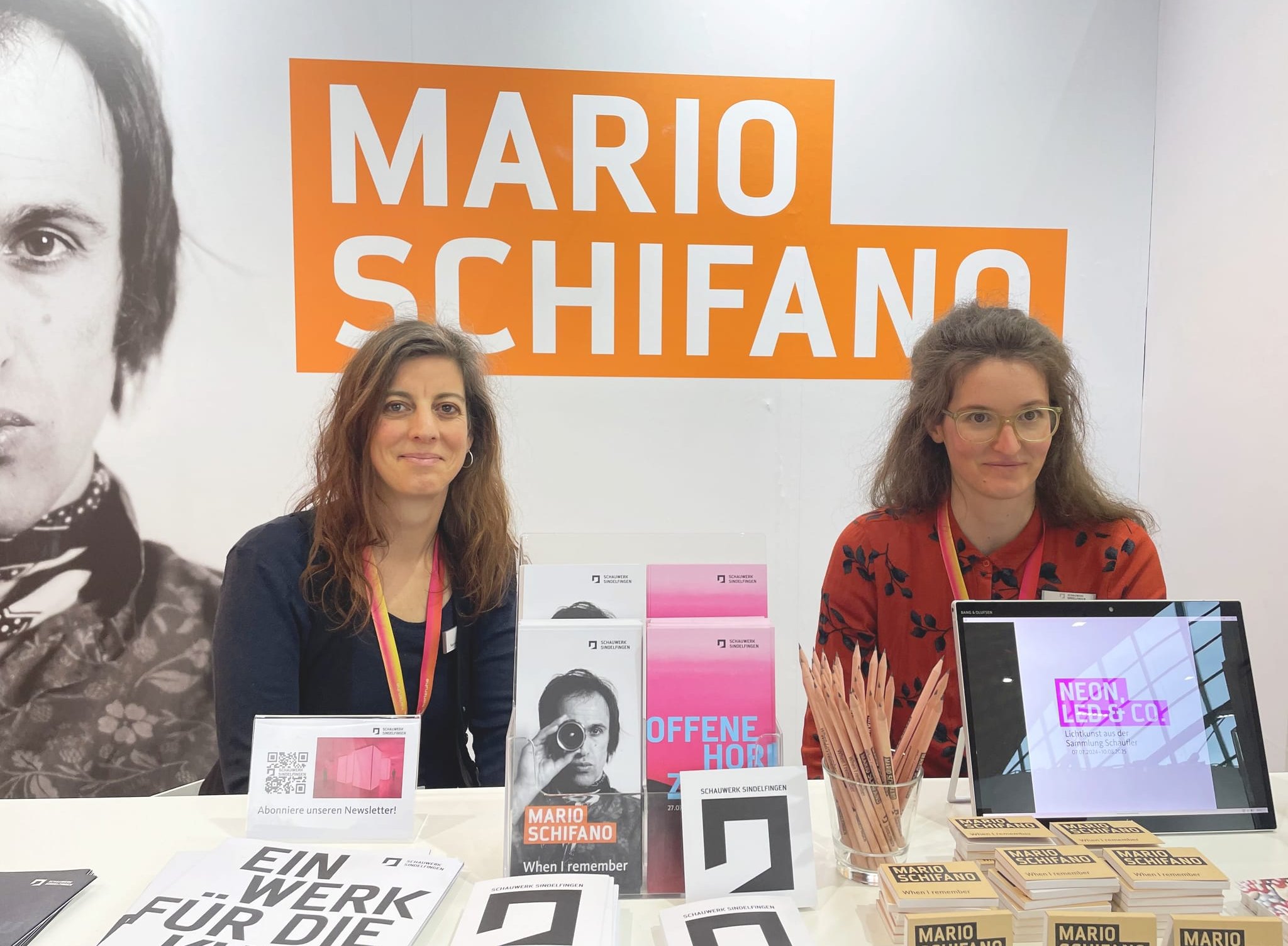 Sarah Wegenast (links) und Diana Schmidt präsentieren das Schauwerk Sindefingen in der Art Karlsruhe.