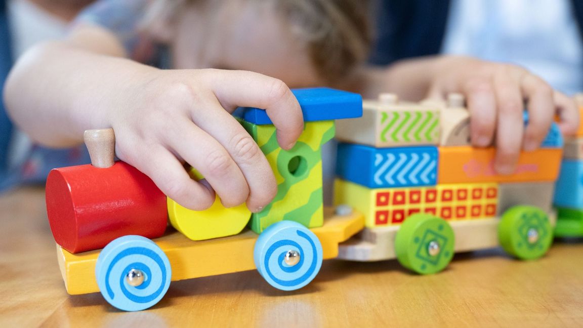 Zum Spielen brauchen Kinder nicht zwingend Spielzeuge. Diese können aber wichtige Funktionen erfüllen.