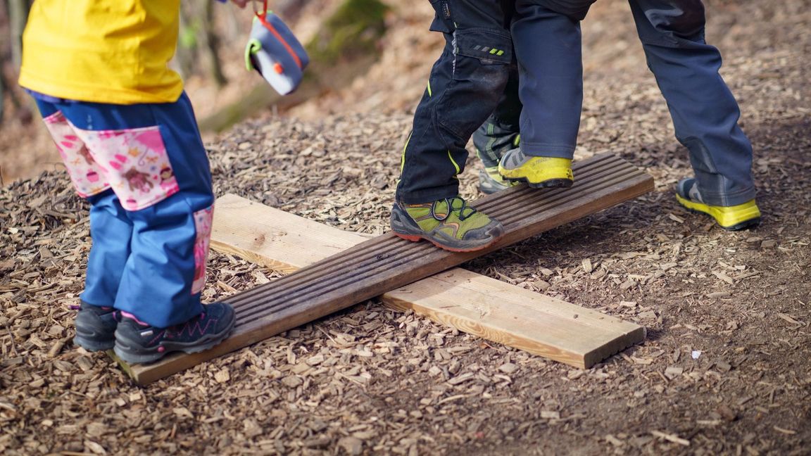 Im gemeinsamen Spiel mit anderen lernen Kinder, Regeln einzuhalten, Kompromisse auszuhandeln und Konflikte zu lösen.
