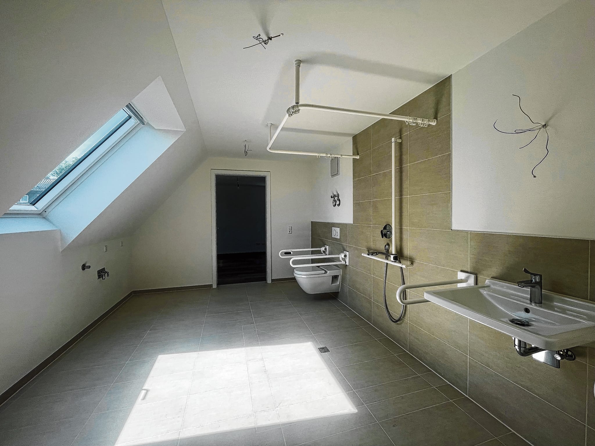 Die Badezimmer sind groß und barrierefrei.
