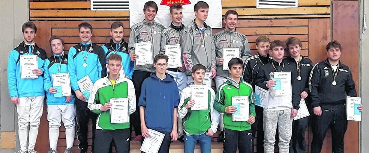Die Böblinger Robert Blaauw, Lukas Riedler, Tobias Weckerle und Christos Koios (hintere Reihe von links) bei der Siegerehrung in der heimischen Hermann-Raiser-Halle. Bild: Schmid