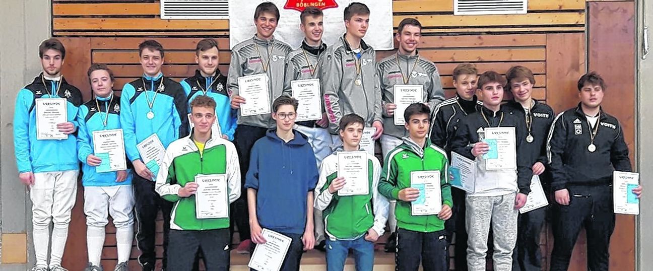 Die Böblinger Robert Blaauw, Lukas Riedler, Tobias Weckerle und Christos Koios (hintere Reihe von links) bei der Siegerehrung in der heimischen Hermann-Raiser-Halle. Bild: Schmid