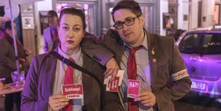 Angehörige der „Hintner-Jugend“ werben für „Die Partei“.
