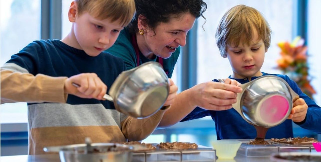 In der Schokowerkstatt von Ritter Sport kreieren Kinder ihre eigenen Tafeln.