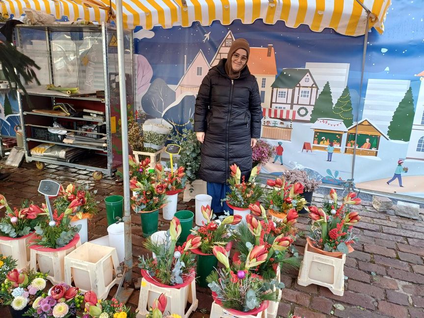 Am Stand von Tugba Karakelle sind Weihnachtsträuße und weitere festliche Arrangements begehrt.