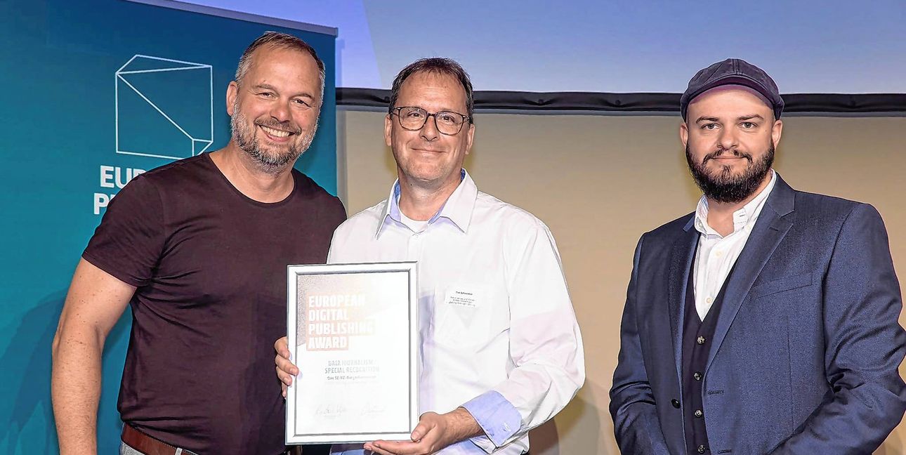 Frederik von Castell (rechts), Chefredakteur des Medium Magazins, bei der Preisverleihung an SZ/BZ-Chefreporter Jürgen Wegner (links) und Redaktionsleiter Tim Schweiker.