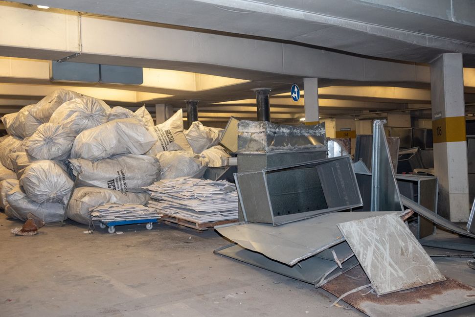 Getrennt wartet der Bauschutt auf den Abtransport.