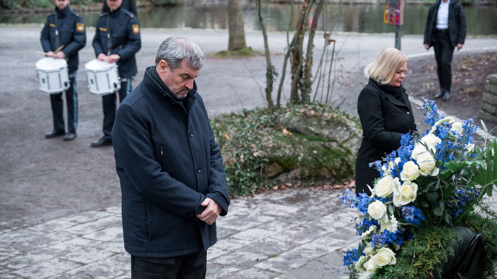 Kränze für die Opfer der Messerattacke von Aschaffenburg.