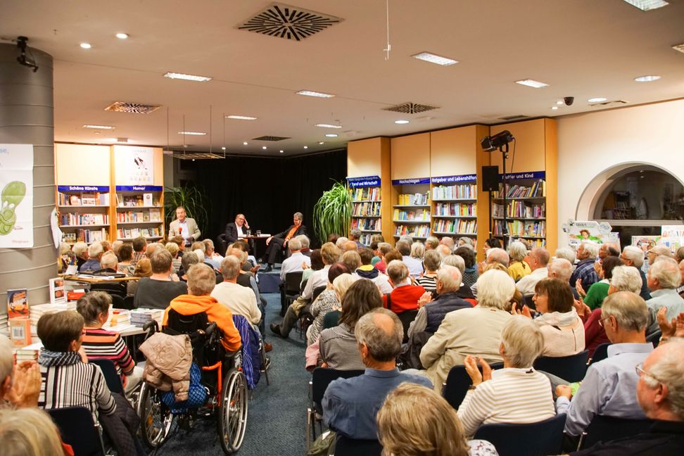 Volles Haus bei der Buchhandlung Röhm: Zum Auftakt der Literaturtribüne interviewte SZ/BZ-Chefredakteur Jürgen Haar (Mitte) mit Tübingens Oberbürgermeister Boris Palmer. Bild: Dettenmeyer