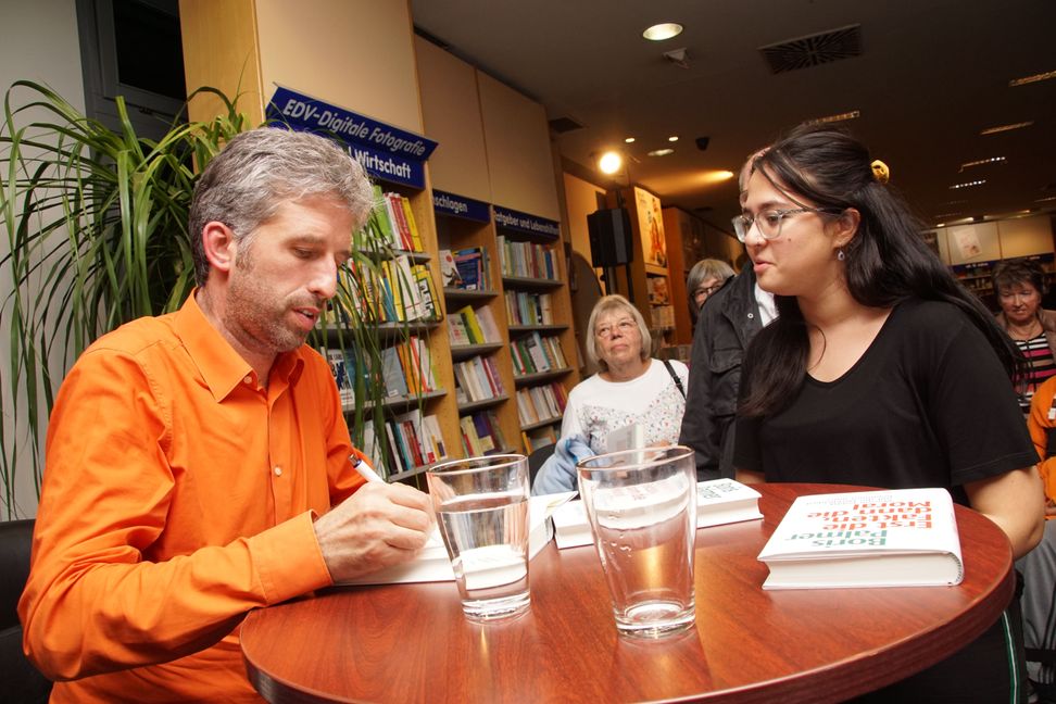 OB Boris Palmer signierte im Anschluss an die Veranstaltung sein neues Buch. Bild: Dettenmeyer