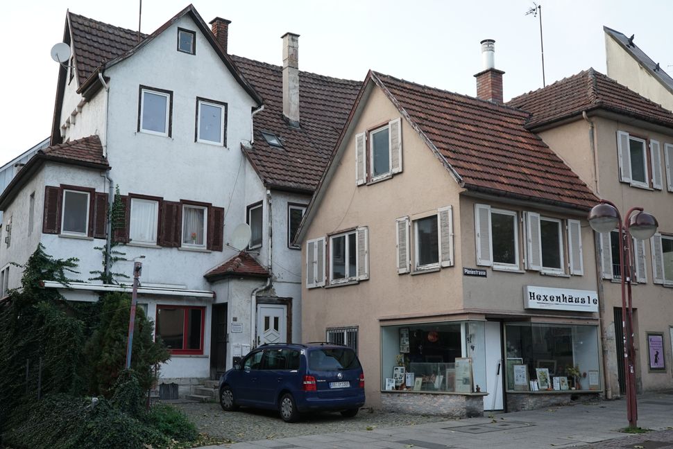 Das Hexenhausle Planiestraße 1 und links dahinter das ehemalige Teedösle. Bild: Heiden