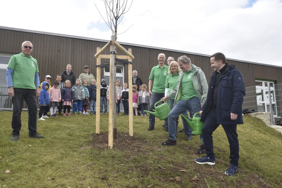 Mitglieder des Arbeitskreises Natur und Umwelt mit Bürgermeister Florian Glock (rechts) und einer Ü3-Gruppe aus dem neuen Gollenbergkindergarten am Jubiläumsbaum der Magstadter Agenda-Gruppe. Bild: Reichert