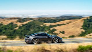 Ein Porsche auf dem Skyline Boulevard Kalifornien. Autos aus Deutschland zu fahren, könnte in den USA angesichts der Zölle zum teuren Vergnügen werden.