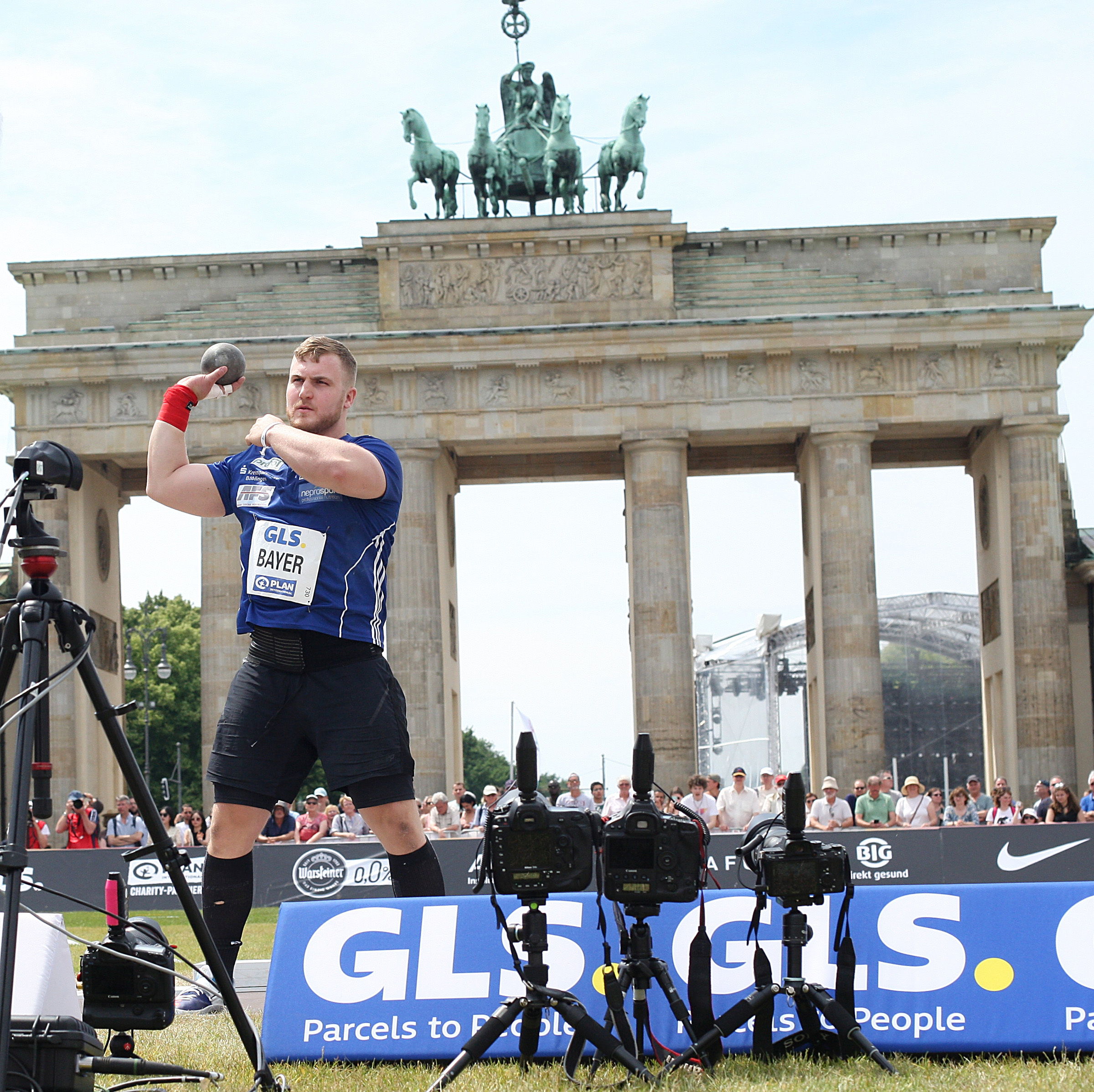 Simon Bayer nimmt Maß am Brandenburger Tor und holt die Silbermedaille für den VfL Sindelfingen.        Bild: Görlitz